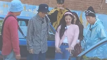 Появилось фото со съемок нового шоу с Дженни из BLACKPINK, Ю Чжэ Соком и другими