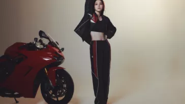 Хан Со Хи и FILA представили новую коллекцию в мотоциклетном стиле Хан Со Хи и FILA представили новую коллекцию в мотоциклетном стиле