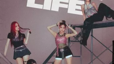 Группа KISS OF LIFE выпустила групповую концепт-фотографию версии "Bad" Группа KISS OF LIFE выпустила групповую концепт-фотографию версии "Bad"