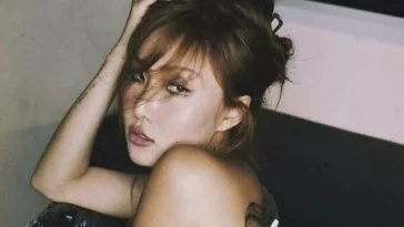 Хваса демонстрирует непоколебимую уверенность в себе, демонстрируя татуировку на спине