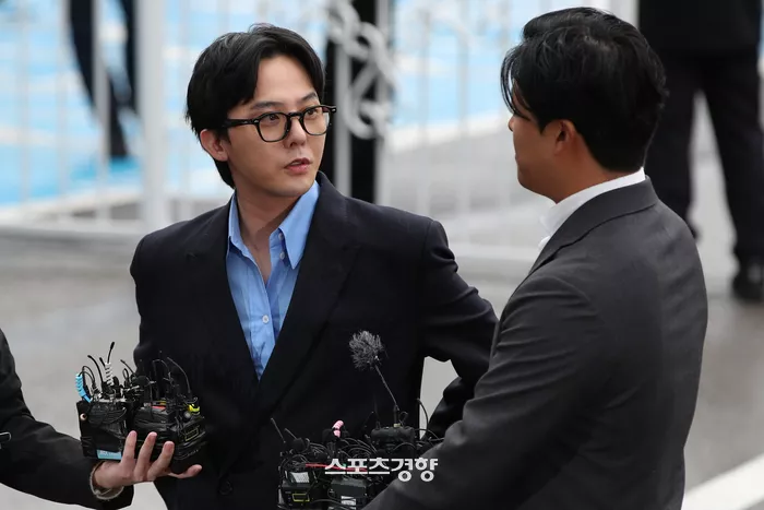 Журналисты поговорили с G-Dragon перед его добровольной явкой в полицию