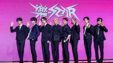 Группа Stray Kids выразила свои чувства по поводу достижения вершины Billboard своими предыдущими тремя альбомами