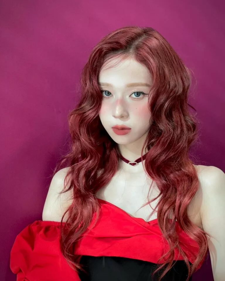 Рыжие волосы — новый тренд среди девушек-айдолов. Какие оттенки они выбирают?