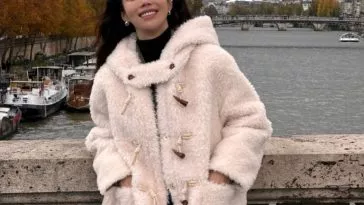 Пушистая одежда и аксессуары из овчины — маст-хэв этой зимы среди корейских звезд