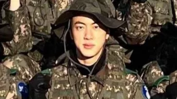 Джин из BTS получает досрочное повышение до сержанта за свою безупречную службу в армии Джин из BTS получает досрочное повышение до сержанта за свою безупречную службу в армии