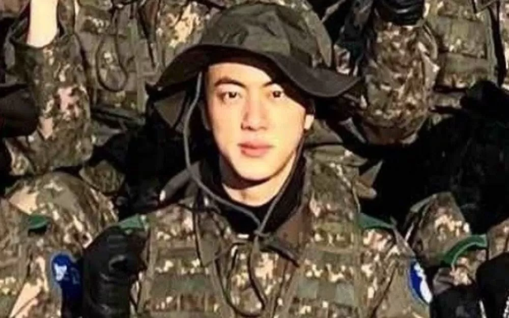 Джин из BTS получает досрочное повышение до сержанта за свою безупречную службу в армии