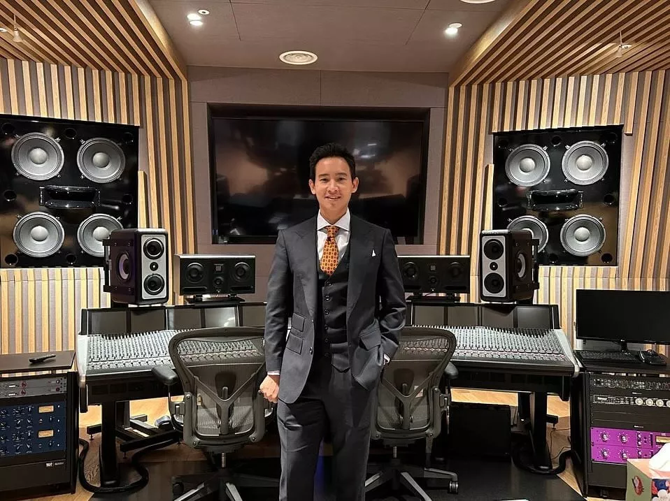 Тайский политик Пита Лимджароенрат посетил YG Entertainment и сфотографировался с трек-листом первого полного альбома BABYMONSTER