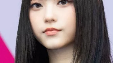 Хэрин из NewJeans привлекла внимание своими кошачьими глазами и шикарным образом на 2024 Seoul Fashion Week