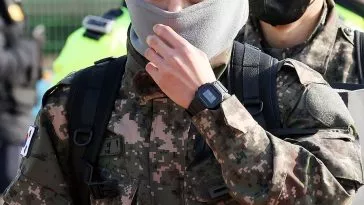 Ви из BTS отправился во 2-ю дивизию армии в Чхунчхоне, чтобы приступить к выполнению своих обязанностей в военной полиции