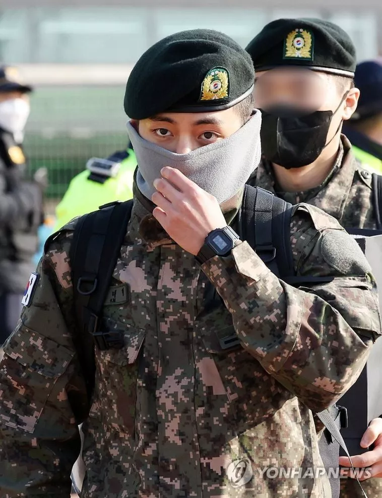 Ви из BTS отправился во 2-ю дивизию армии в Чхунчхоне, чтобы приступить к выполнению своих обязанностей в военной полиции