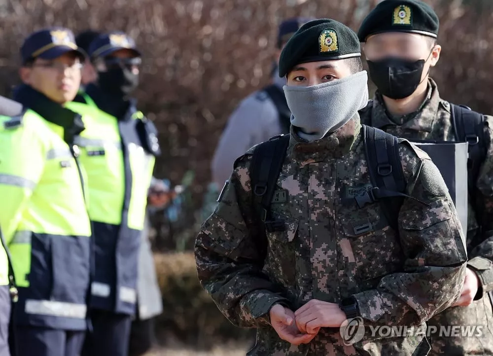 Ви из BTS отправился во 2-ю дивизию армии в Чхунчхоне, чтобы приступить к выполнению своих обязанностей в военной полиции