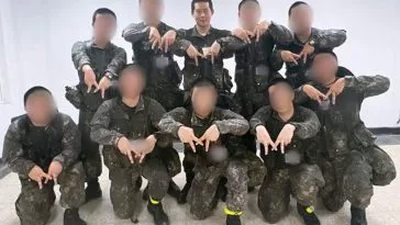 Чжухон из MONSTA X рассмешил фанатов тем, что учит своих сослуживцев быть Monbebe