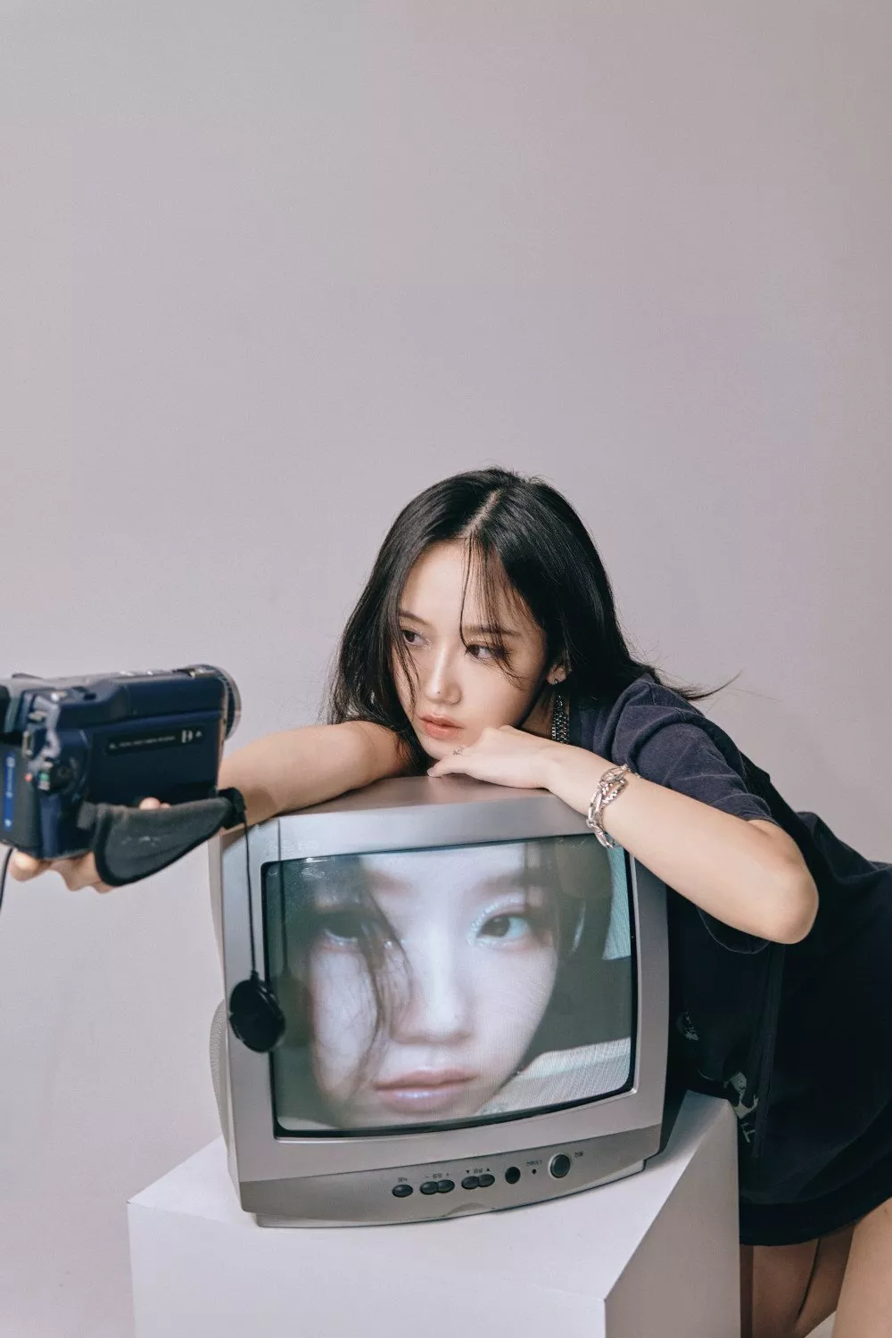 Певица и автор песен Seori возвращается со вторым мини-альбомом "Fake Happy"