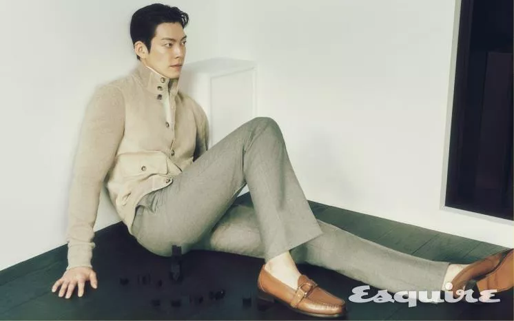 [ФОТО] Актер Ким У Бин украсил обложку апрельского номера Esquire
