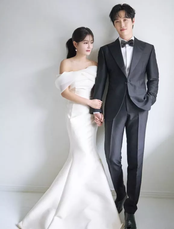 Певец Вонхёк и актриса Ли Су Мин поделились первыми свадебными фото