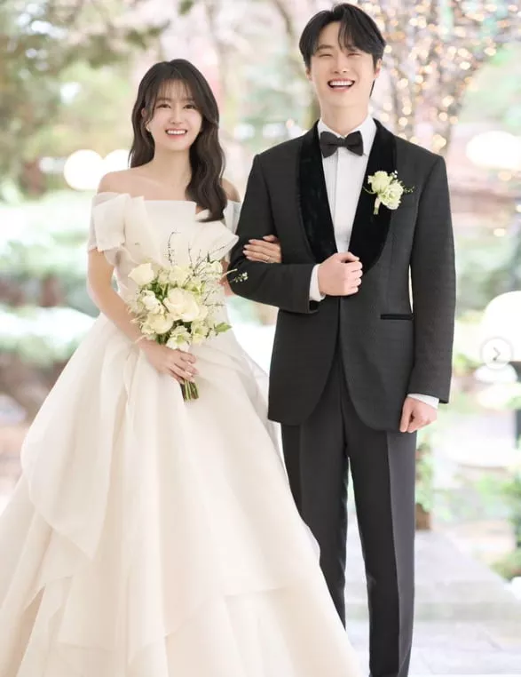 Певец Вонхёк и актриса Ли Су Мин поделились первыми свадебными фото
