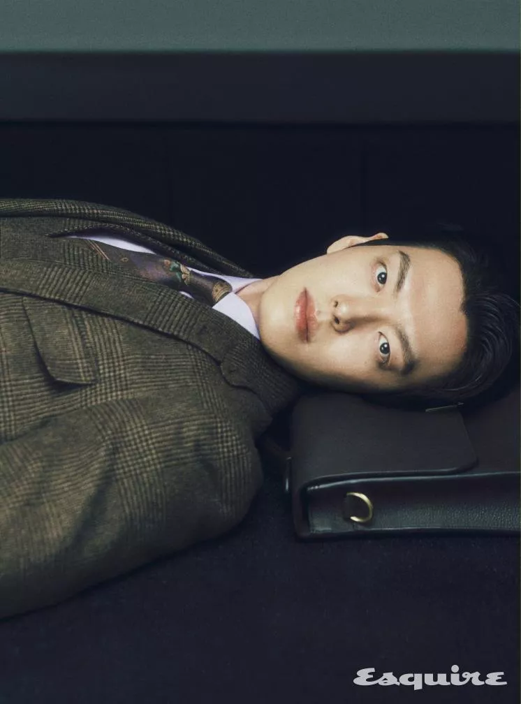 [ФОТО] Актер Ким У Бин украсил обложку апрельского номера Esquire