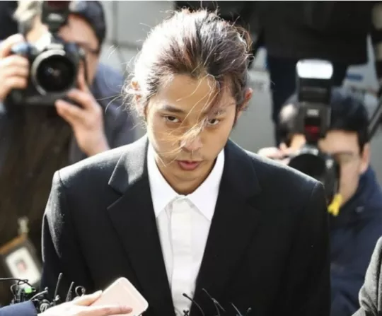 Чон Джун Ён, бывший айдол, ставший серийным насильником, вышел из тюрьмы. Что он будет делать дальше?