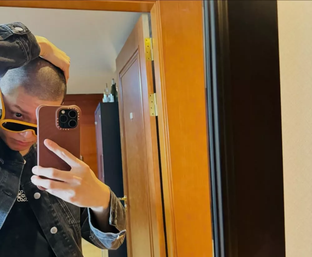 Тэён из NCT поделился фото с короткой стрижкой перед уходом в армию
