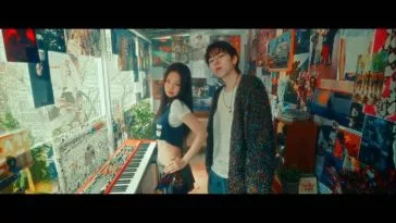 ZICO и Дженни смотрят друг другу в глаза в тизере клипа "SPOT!"