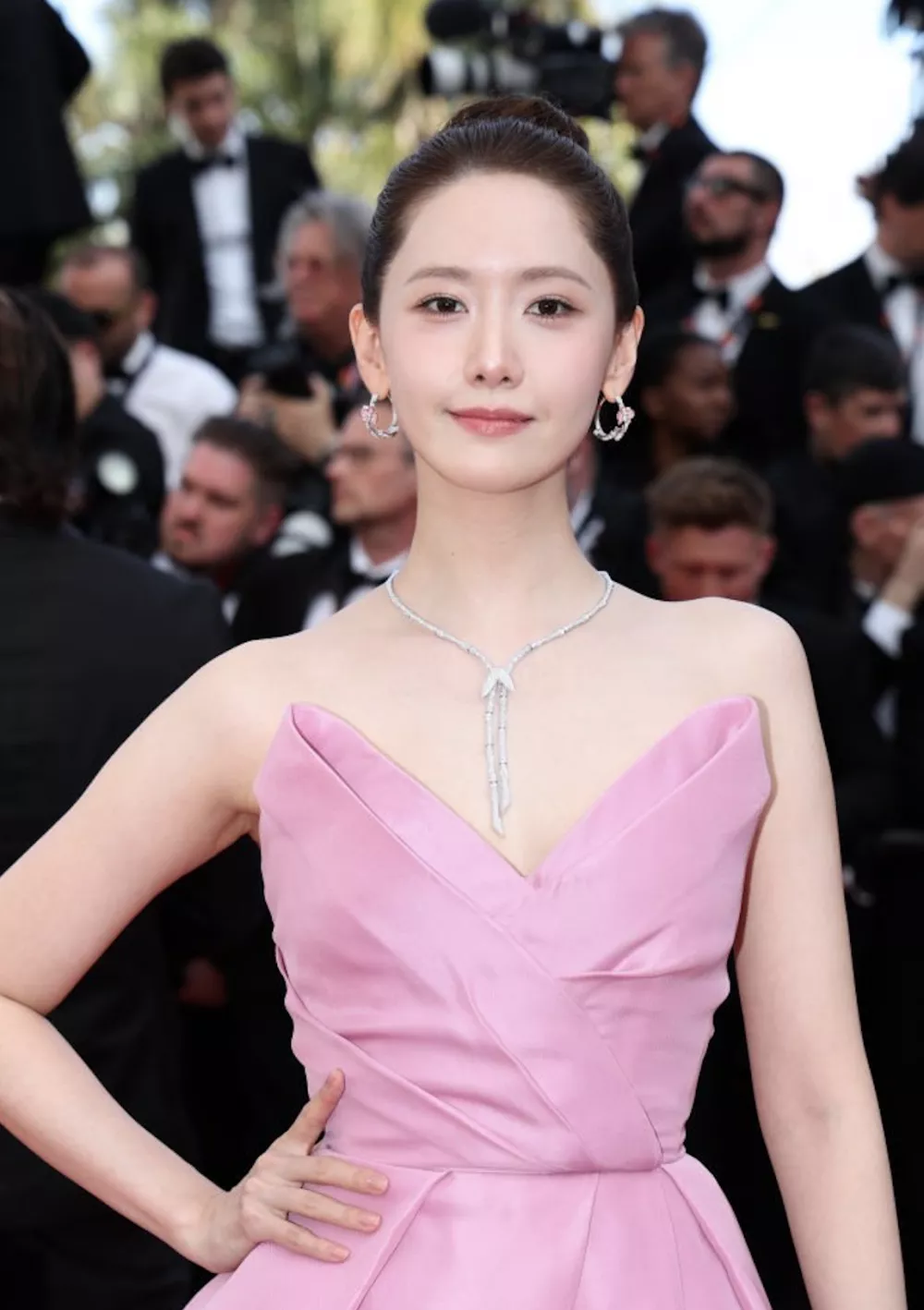 Юна появилась на красной дорожке Каннского кинофестиваля в образе "Розовой богини"