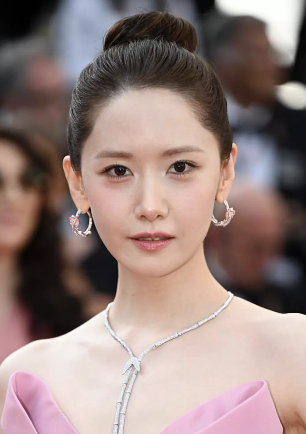 Юна появилась на красной дорожке Каннского кинофестиваля в образе "Розовой богини"