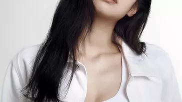 Дженни показала полностью белый образ от Calvin Klein
