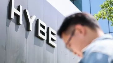 Сотрудники HYBE предстали перед судом за продажу акций в перед призывом BTS