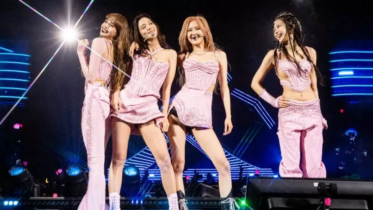 BLACKPINK проведут офлайн-встречу с 88 везучими фанатами на 8-летие группы