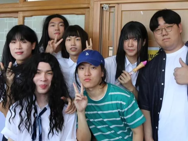 Корейская средняя школа снова привлекла внимание своими выпускным фотографиями с вирусными моментами 2024 года