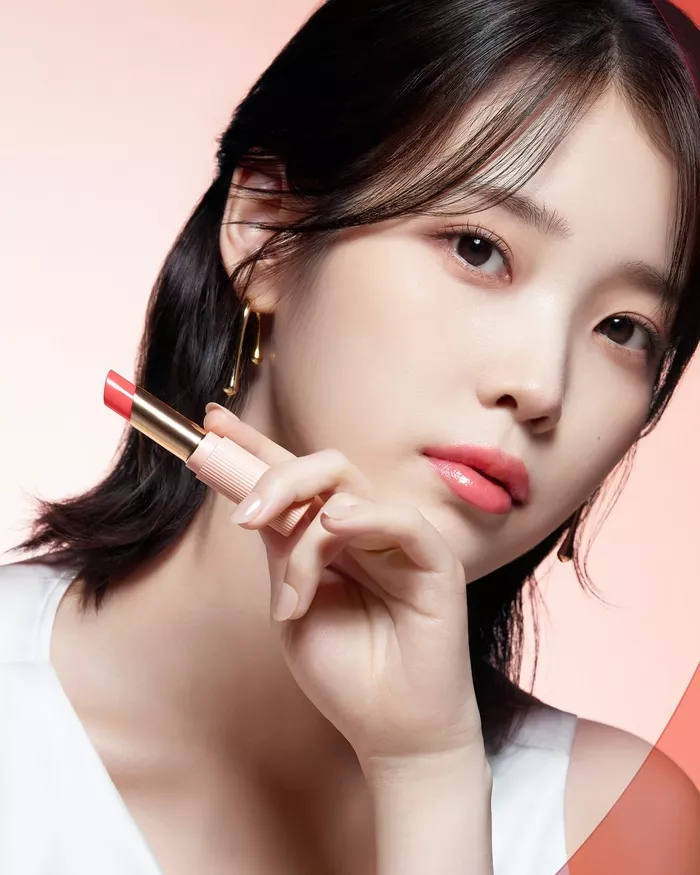 [ФОТО] Прекрасная IU показала новый образ от Estée Lauder